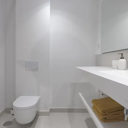 Exclusive 3-bedroom In Higueron * 푸엔히롤라