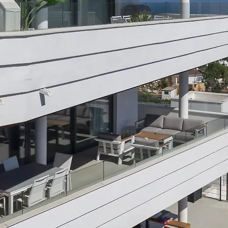 Exclusive 3-bedroom In Higueron 푸엔히롤라