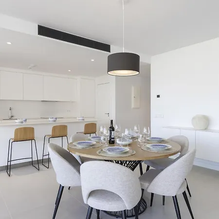 Exclusive 3-bedroom In Higueron * 푸엔히롤라