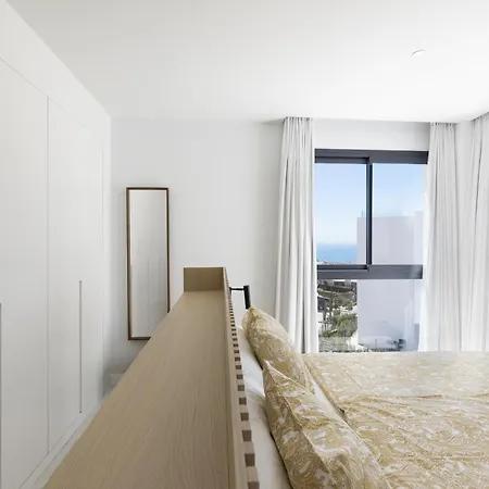 Exclusive 3-bedroom In Higueron 푸엔히롤라