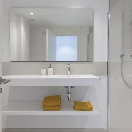 Exclusive 3-bedroom In Higueron 푸엔히롤라