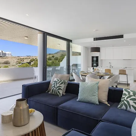 Exclusive 3-bedroom In Higueron 푸엔히롤라