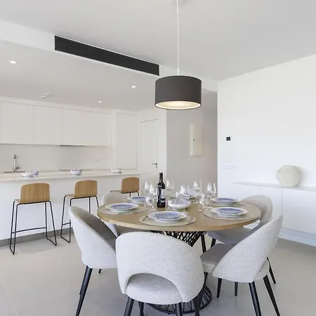 Exclusive 3-bedroom In Higueron 아파트 푸엔히롤라