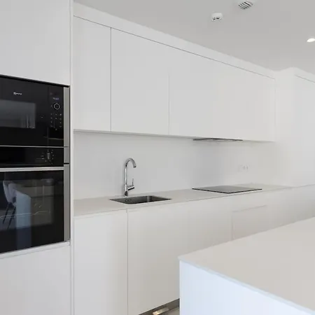 Exclusive 3-bedroom In Higueron * 푸엔히롤라