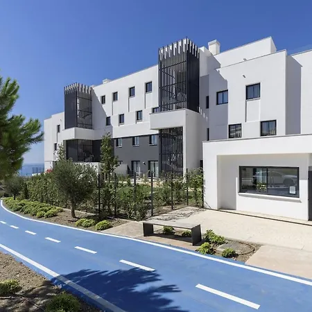 Exclusive 3-bedroom In Higueron 푸엔히롤라