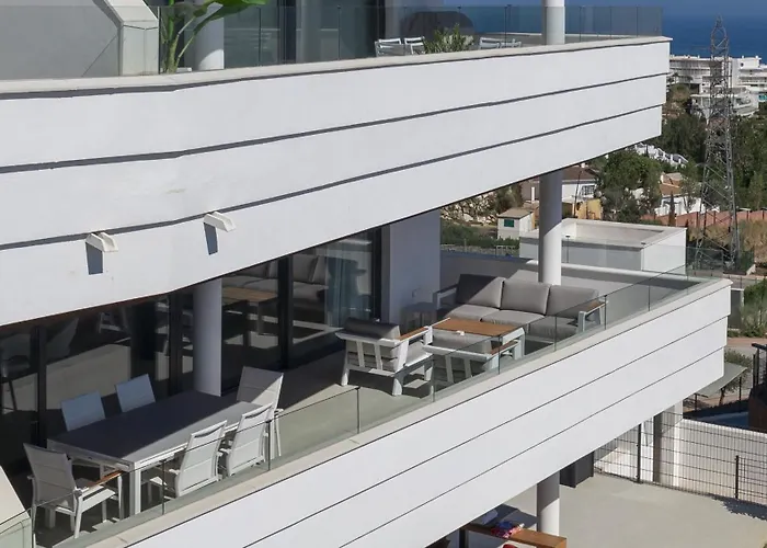 Exclusive 3-bedroom In Higueron フエンヒロラ