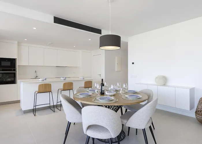 Exclusive 3-bedroom In Higueron * フエンヒロラ