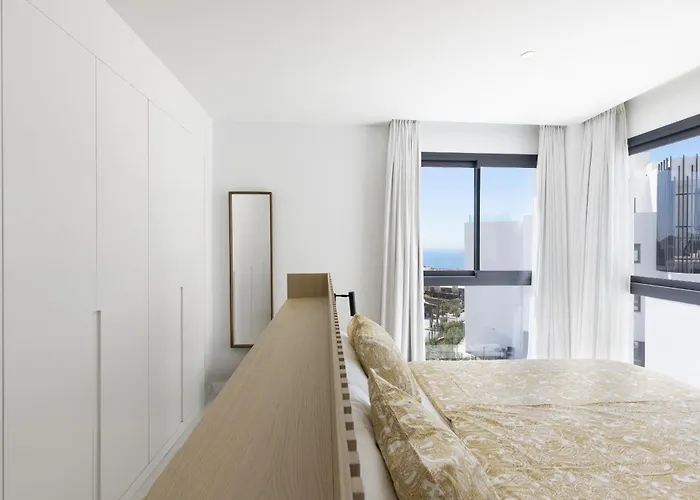 Exclusive 3-bedroom In Higueron フエンヒロラ