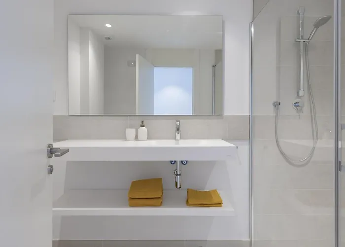 Exclusive 3-bedroom In Higueron フエンヒロラ