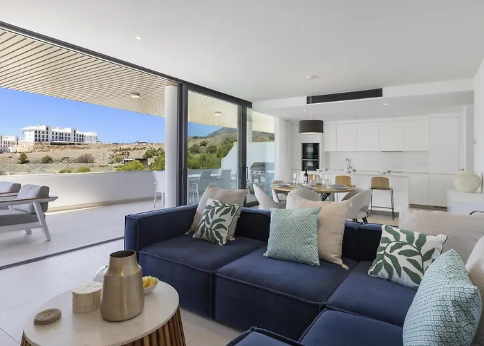 Exclusive 3-bedroom In Higueron フエンヒロラ