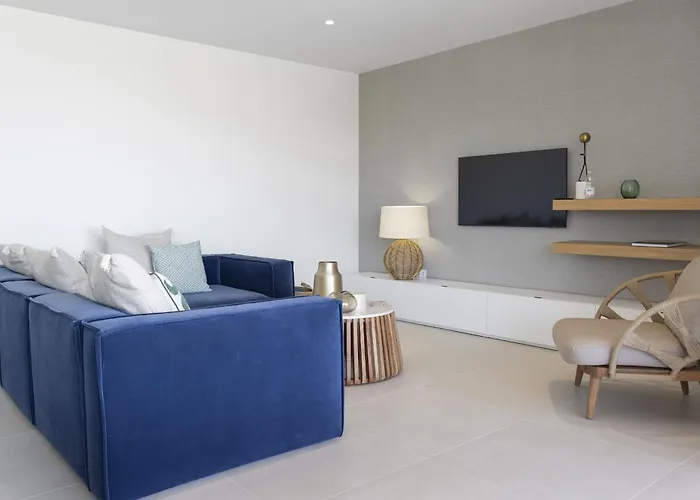 Exclusive 3-bedroom In Higueron * フエンヒロラ